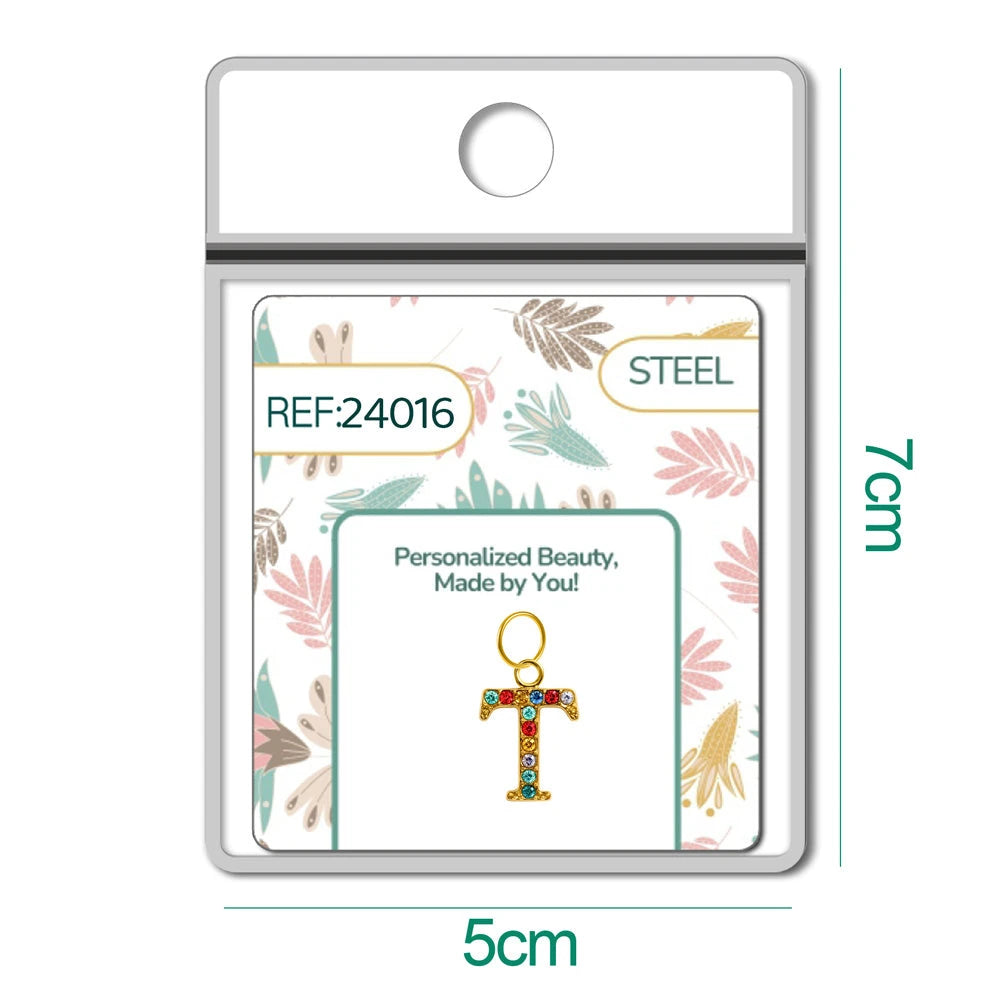 Charm Acero Dorado con Circonita Letra T Colgante detalle