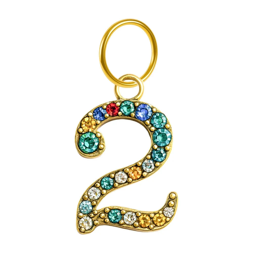 Charm colgante dorado de número 2 con circonitas de colores con aro de acero
