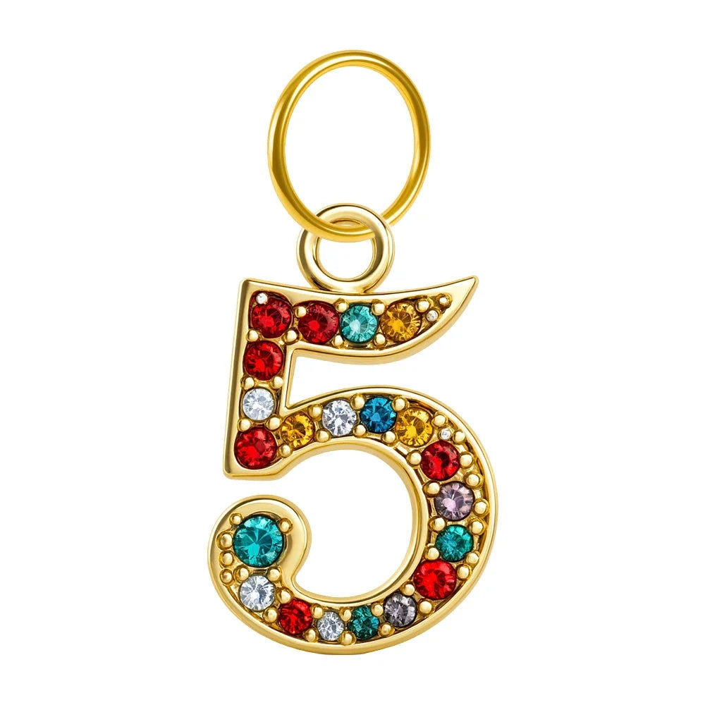 Charm colgante dorado de número 5 con circonitas de colores con aro de acero