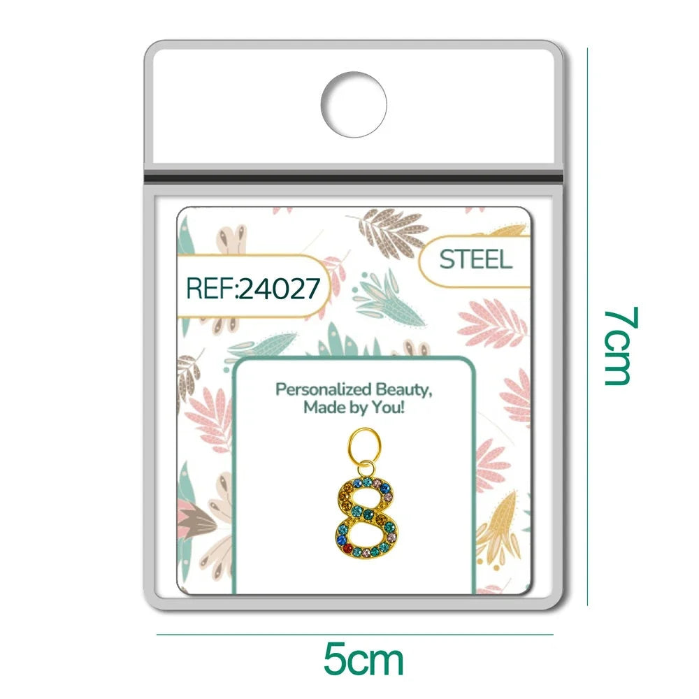 Charm dorado de número 8 con circonitas de colores con aro de acero, en blíster