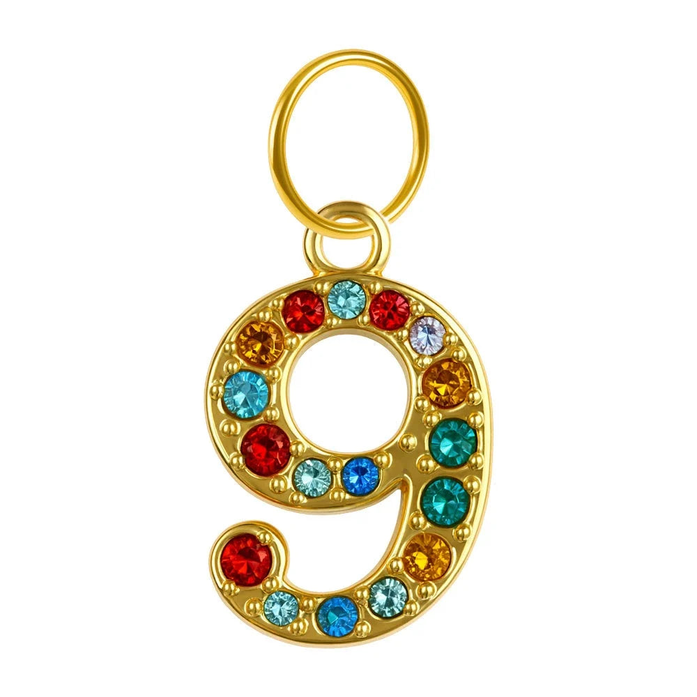 Charm colgante dorado de número 9 con circonitas de colores con aro de acero