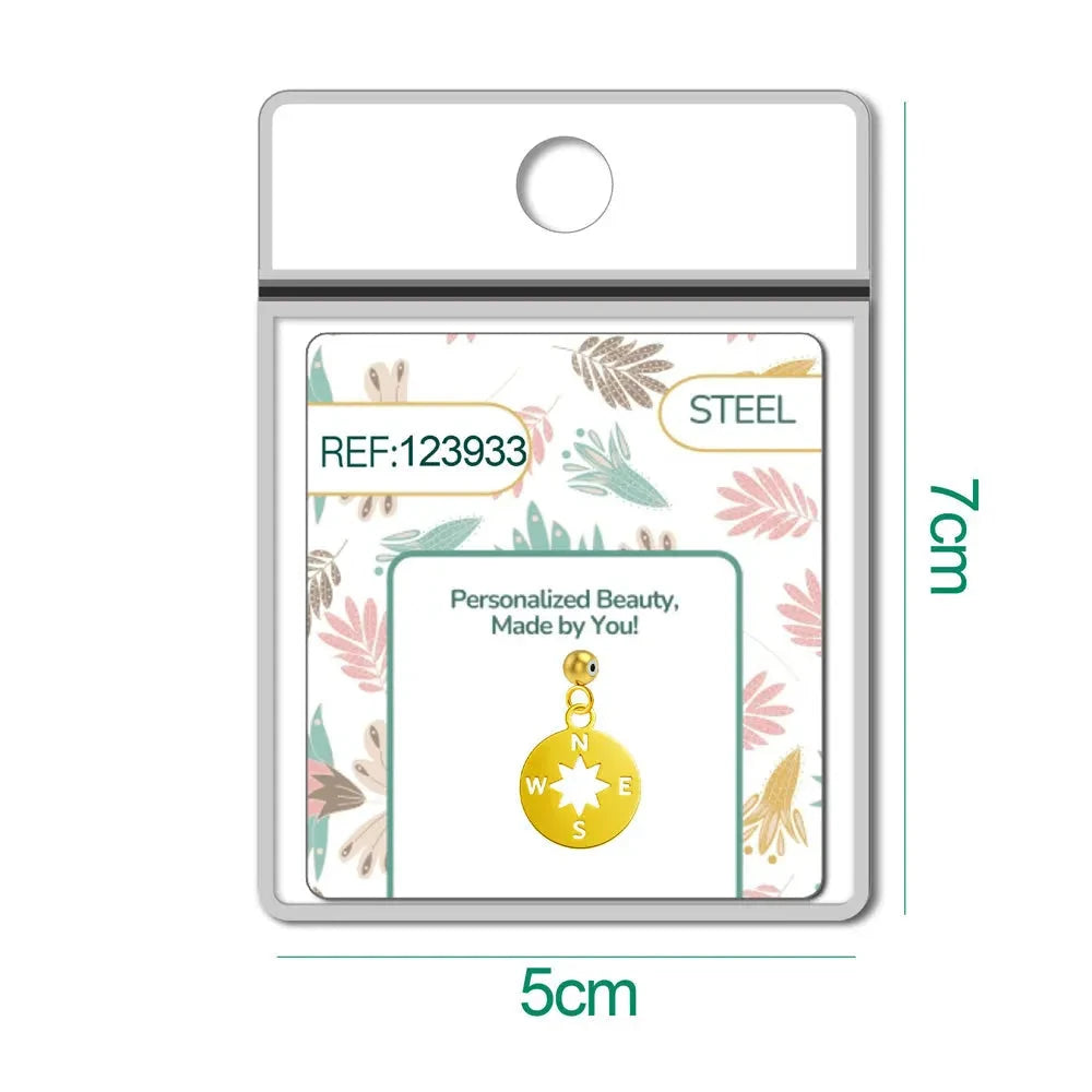 Charm Acero Dorado Brújula detalle