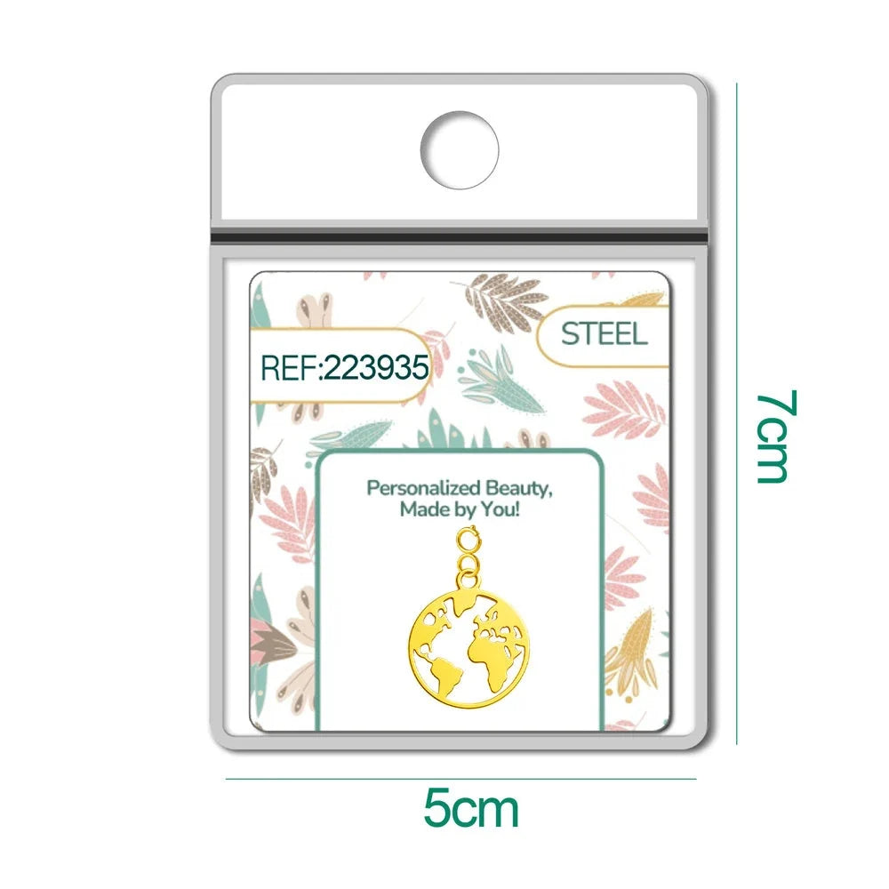 Charm Acero Dorado con Cierre Mapa Mundo detalle