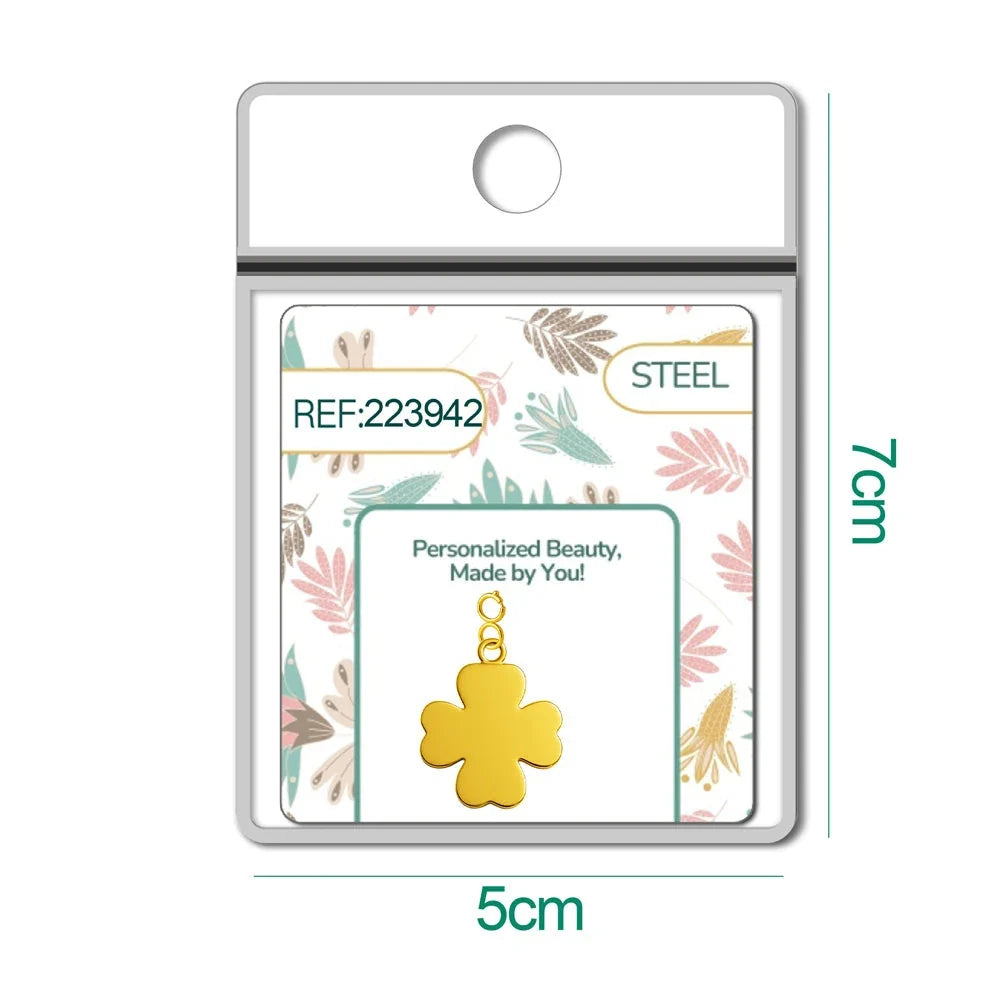 Charm dorado de trébol liso con cierre de acero en blíster