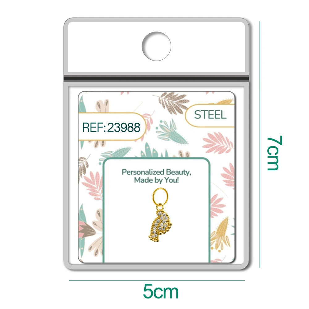 Charm dorado de ala con circonitas con aro de acero, en blíster