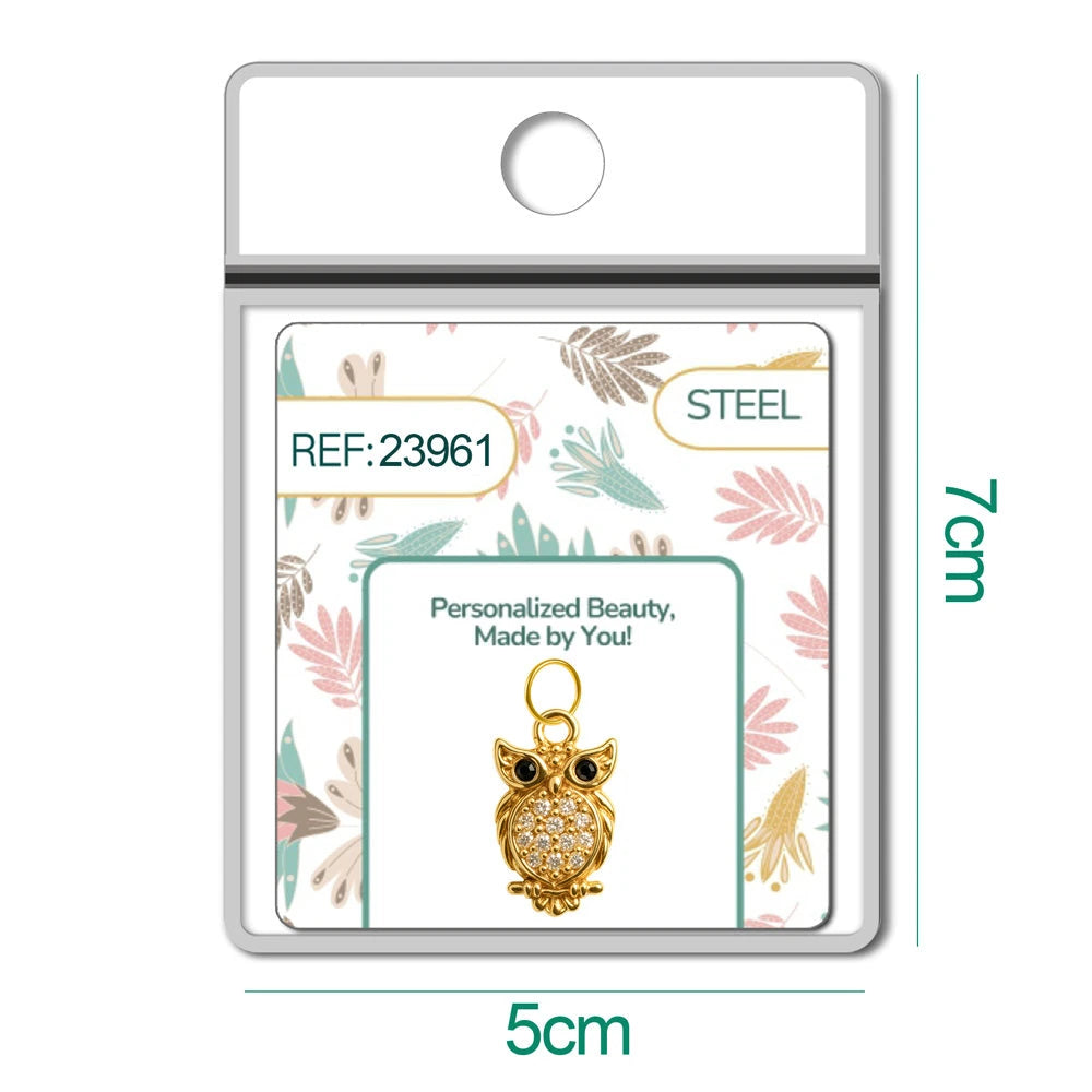Charm de búho dorado con circonita en blíster, vista frontal