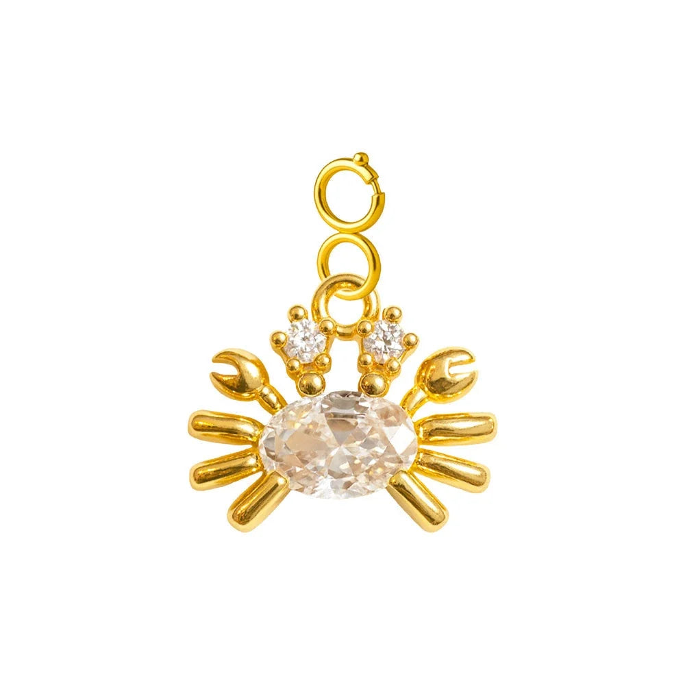 Charm colgante dorado de cangrejo con circonita ovalada y cierre de acero