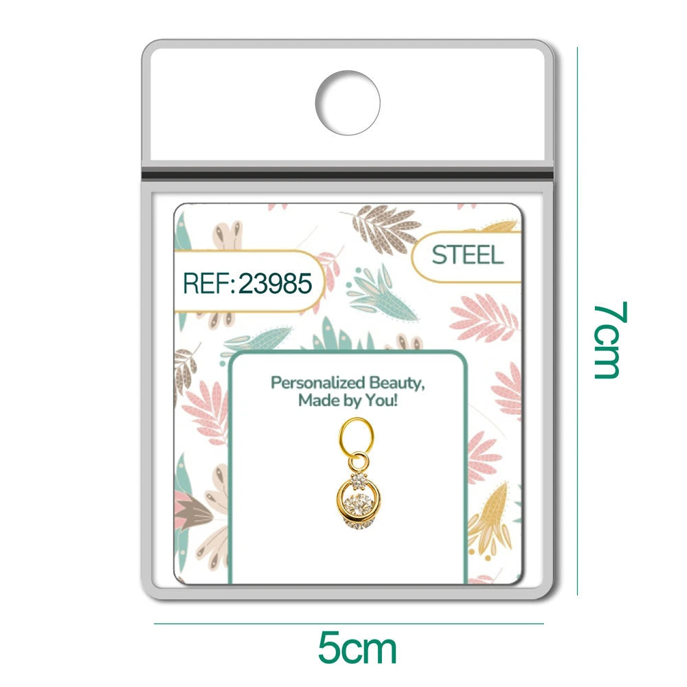 Charm dorado de círculo con estrella y circonitas con aro de acero, detalle