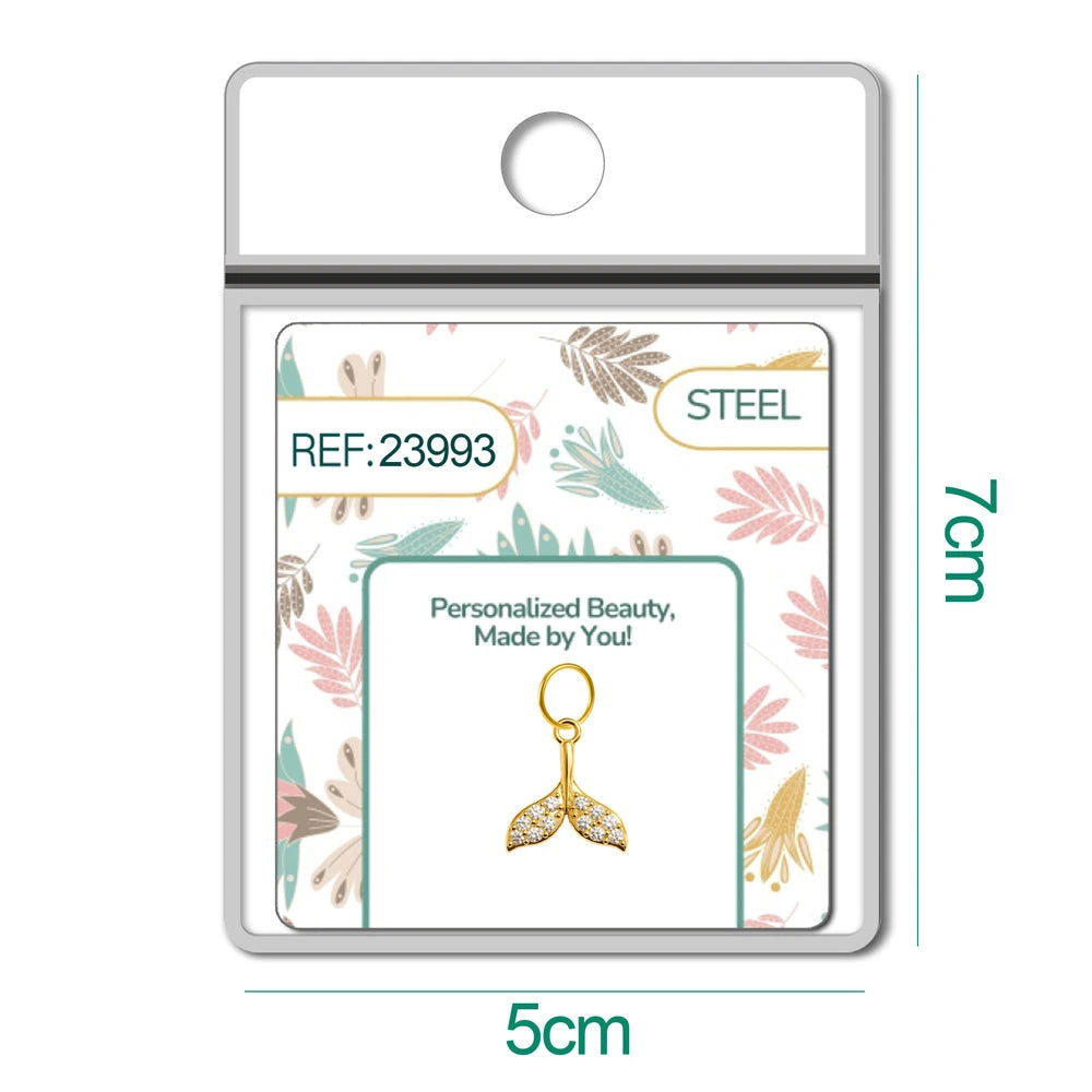 Charm dorado de cola de sirena con circonitas con aro de acero, en blíster