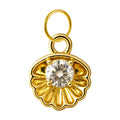 Charm colgante dorado de concha con circonita central y aro de acero