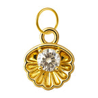 Charm colgante dorado de concha con circonita central y aro de acero