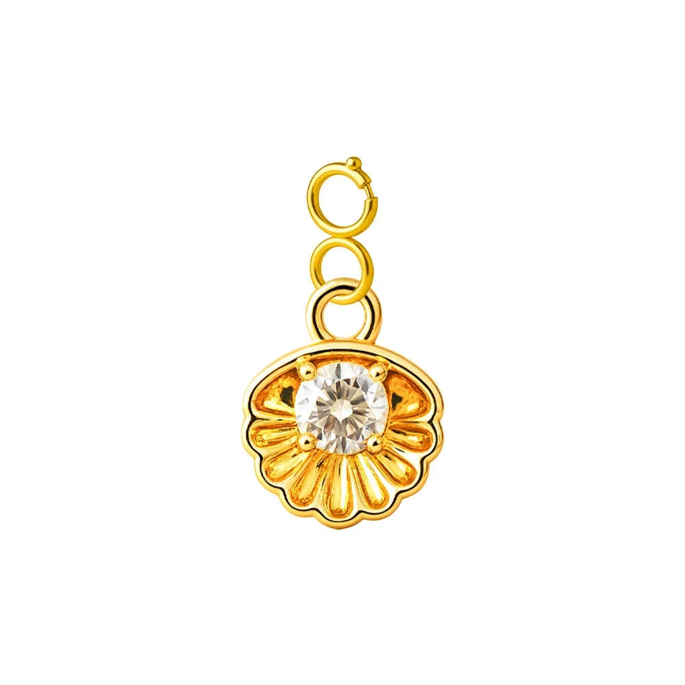 Charm colgante dorado de concha con circonita central y cierre de acero