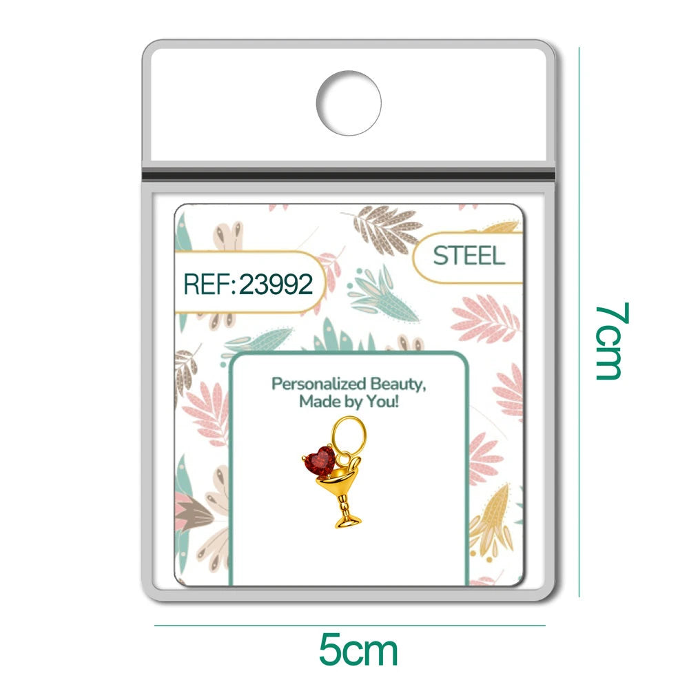 Charm dorado de copa de cóctel con corazón rojo con aro de acero, en blíster