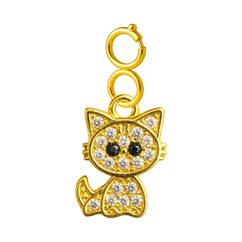 Charm colgante de gato dorado con circonitas y cierre de acero