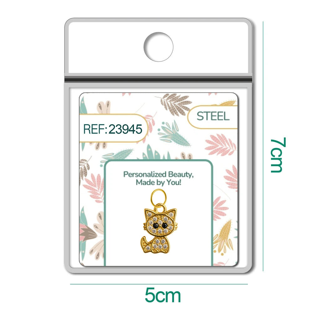 Charm de gato dorado con circonitas en blíster, vista frontal