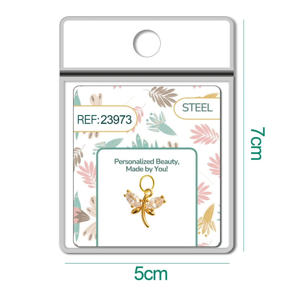 Charm de libélula dorado con circonitas y aro de acero, detalle