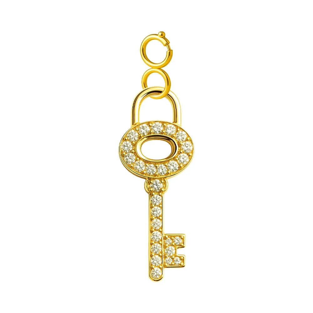 Charm colgante dorado de llave con circonitas y cierre de acero