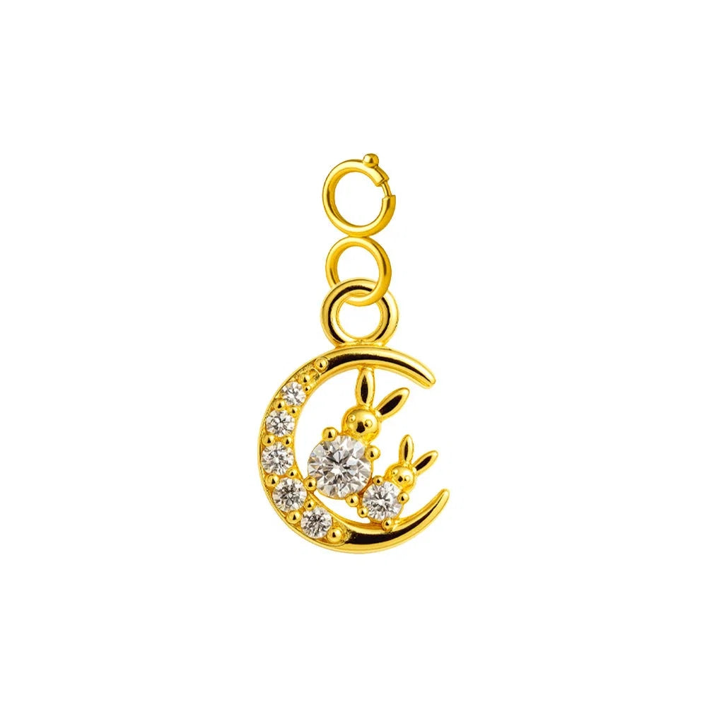 Charm colgante dorado de luna con dos conejos y circonitas con cierre de acero
