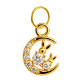 Charm colgante dorado de luna con dos conejos y circonitas con aro de acero