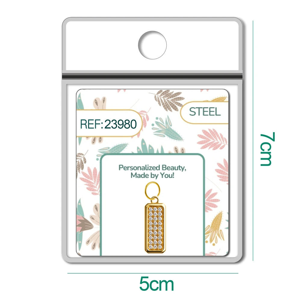 Charm rectangular dorado pavé con circonitas y aro de acero, detalle