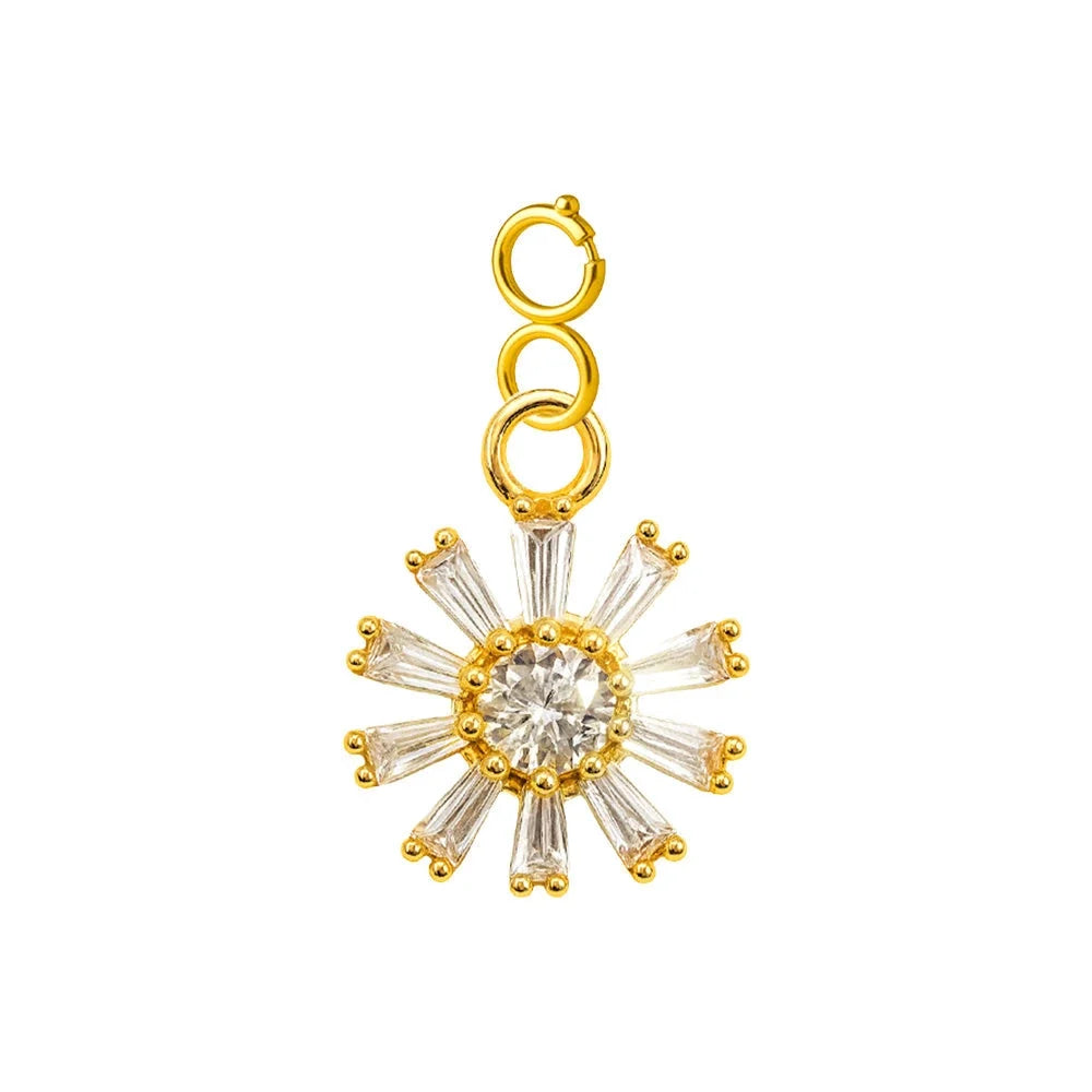 Charm colgante dorado de sol radial con circonitas y cierre de acero