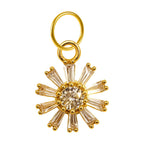 Charm colgante dorado de sol radial con circonitas y aro de acero
