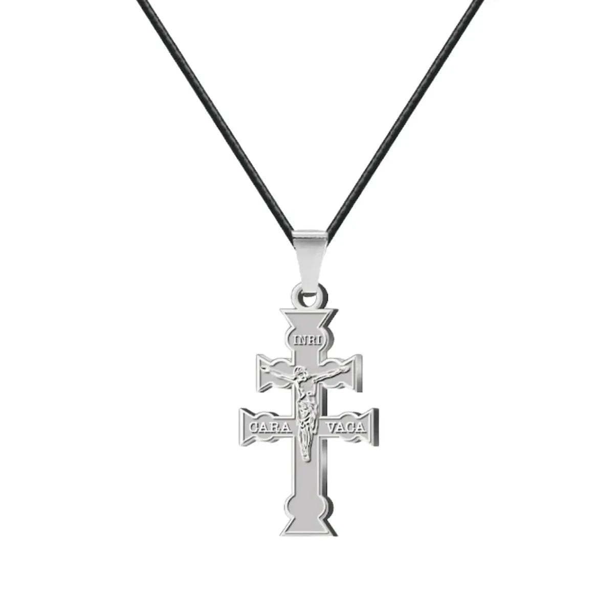 Colgante plateado con Cristo en relieve sobre una cruz de dos travesaños y cordón negro, sin dos ángeles laterales visibles