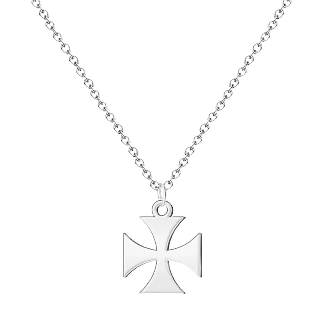 Colgante con dije de Cruz de San Jorge en acero plateado con cadena de eslabones finos.