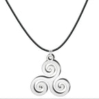 Colgante trisquel plateado con símbolo celta en diseño circular elegante