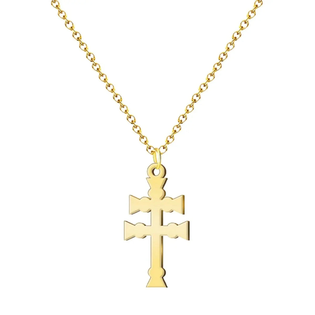 Colgante de la Cruz de Caravaca en acero inoxidable acabado dorado con cadena sobre fondo blanco