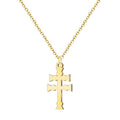 Colgante de la Cruz de Caravaca en acero inoxidable acabado dorado con cadena sobre fondo blanco