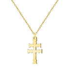 Colgante de la Cruz de Caravaca en acero inoxidable acabado dorado con cadena sobre fondo blanco