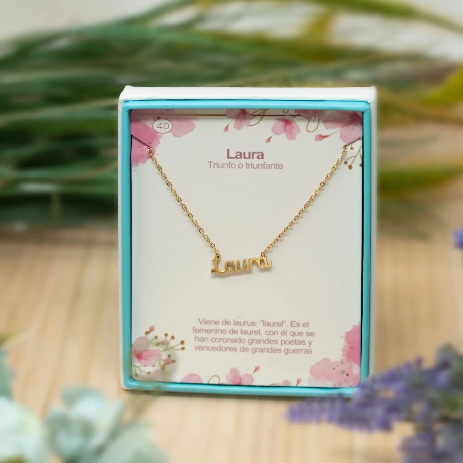 Collar Edición Nombre "laura" - Símbolo de Victoria Bañada en Oro 14K detalle