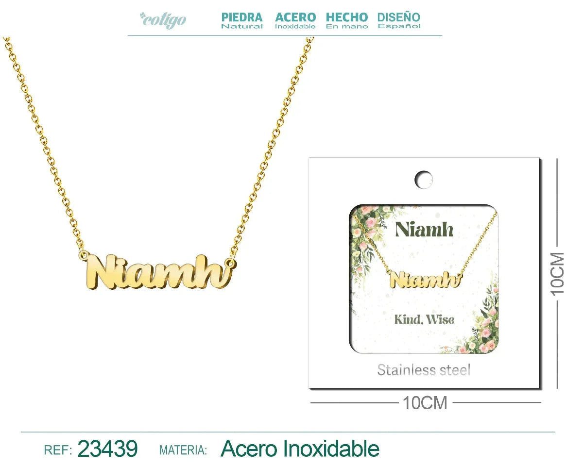 Collar dorado con nombre Niamh escrito en cursiva diseño celta sofisticado y acabado brillante en acero inoxidable