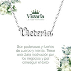 Collar con nombre Victoria en acero inoxidable plateado resistente al agua diseño moderno regalo para mujer.