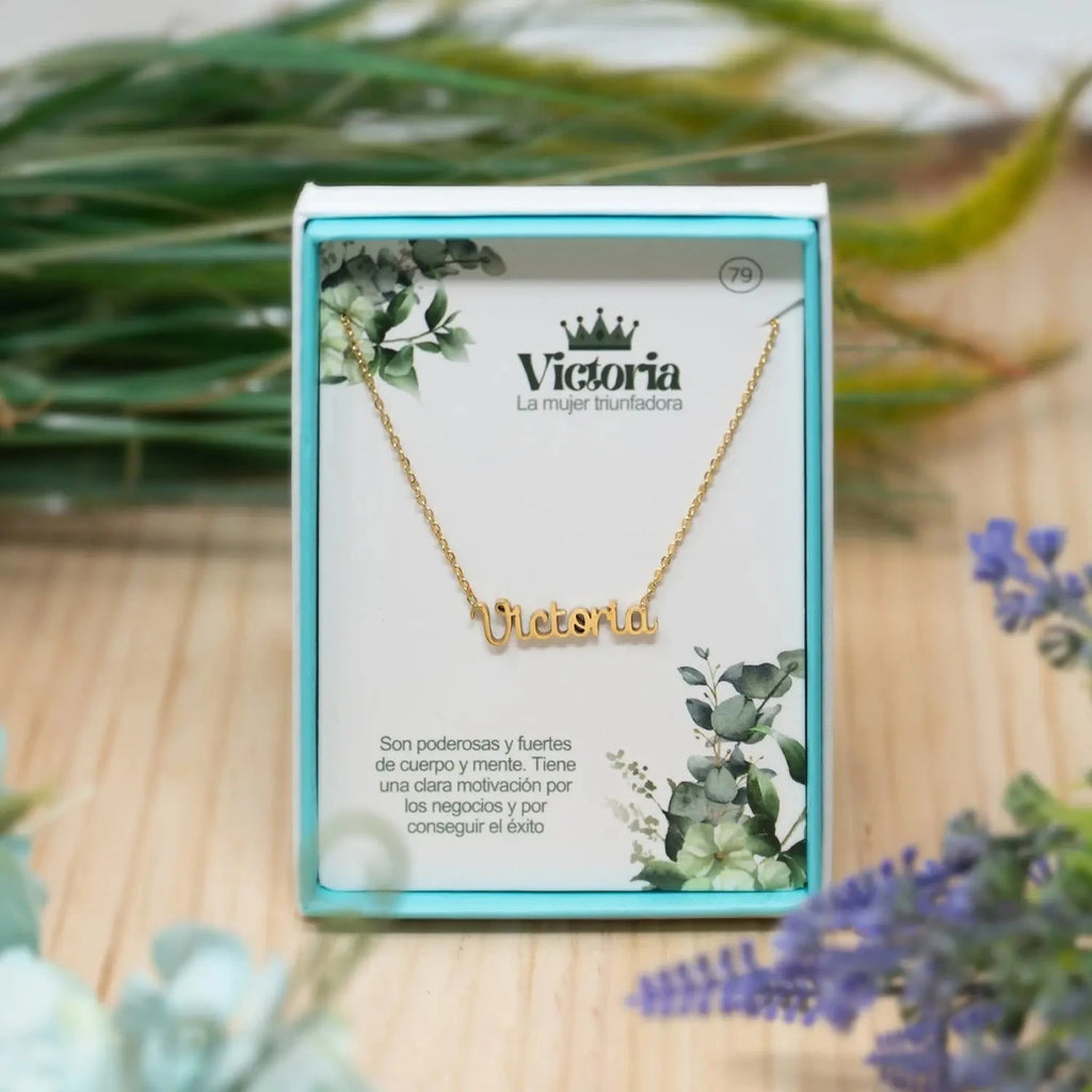 Collar Edición Nombre "victoria" - Símbolo de Éxito Dorado 14K detalle