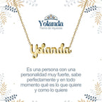 Collar con nombre Yolanda diseño de caligrafía elegante bañado en oro 14k con significado de personalidad fuerte.