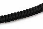 Detalle de los nudos y la textura del cordón trenzado negro