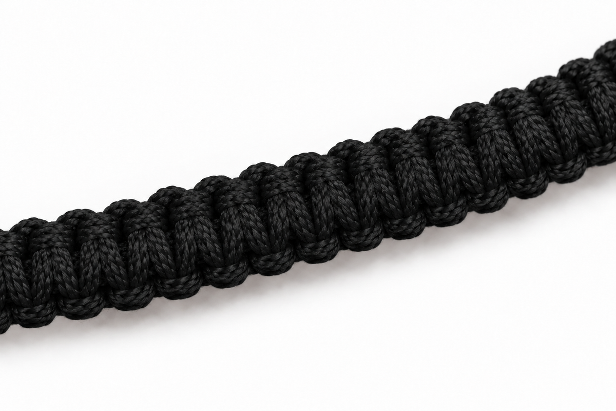 Detalle de los nudos y la textura del cordón trenzado negro