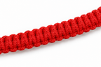 Detalle de los nudos y la textura del cordón trenzado rojo