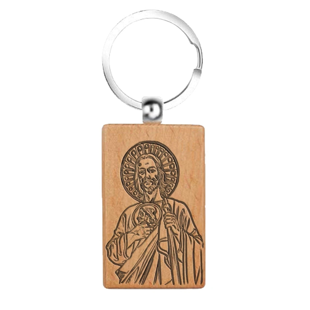 Llavero rectangular de madera natural con grabado láser detallado de San Judas Tadeo y anilla metálica resistente.