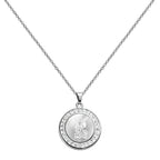 Collar con medalla circular de San Miguel Arcángel, borde de circonitas y cadena de eslabones finos en acabado plateado sobre fondo blanco