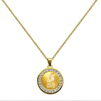 Medalla religiosa de San Miguel Arcángel dorada con circonitas en diseño devocional
