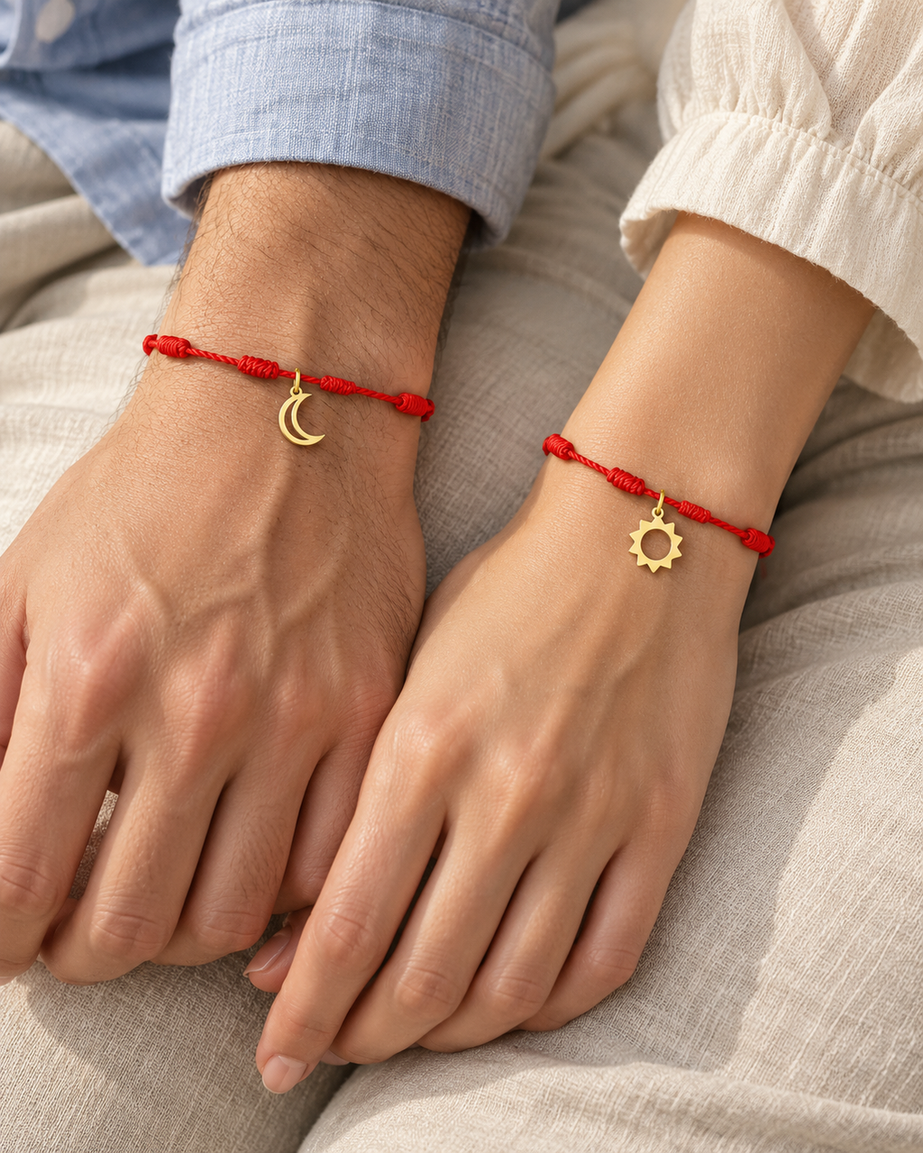 Dos personas llevan pulseras rojas de siete nudos, una con luna y otra con sol en acabado dorado.