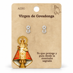 Par de pendientes Virgen de Covadonga de color plateado sobre su tarjeta
