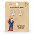 Par de pendientes María Auxiliadora de color plateado sobre su tarjeta