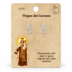 Par de pendientes Virgen del Carmen de color plateado sobre su tarjeta