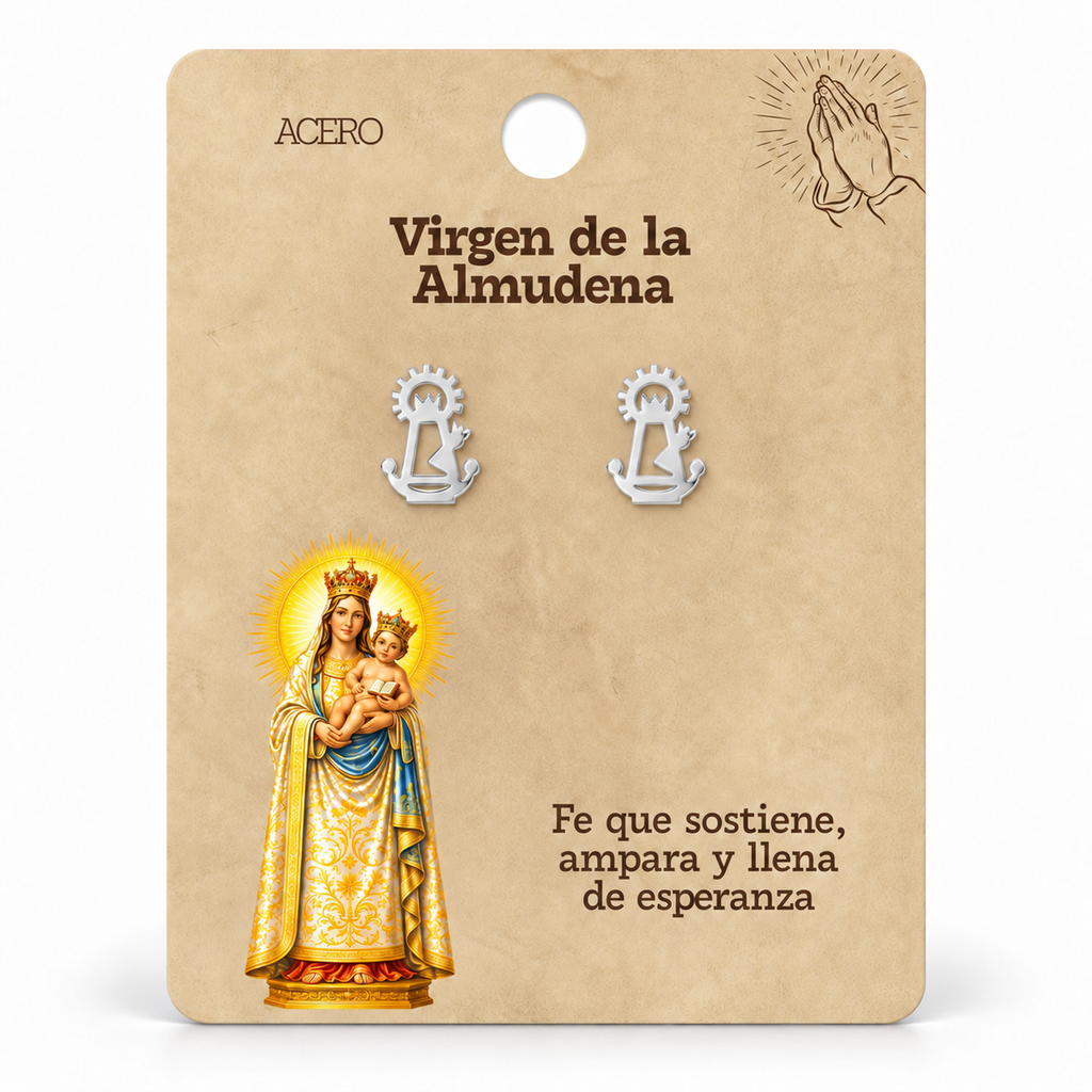 Par de pendientes Virgen de la Almudena de color plateado sobre su tarjeta