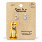 Par de pendientes Virgen de la Almudena de color plateado sobre su tarjeta