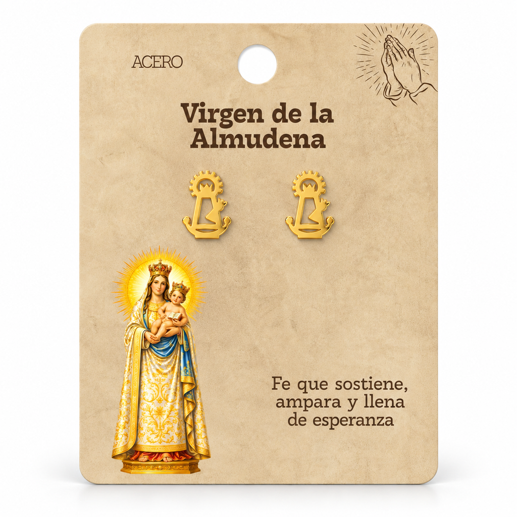Par de pendientes Virgen de la Almudena de color dorado sobre su tarjeta